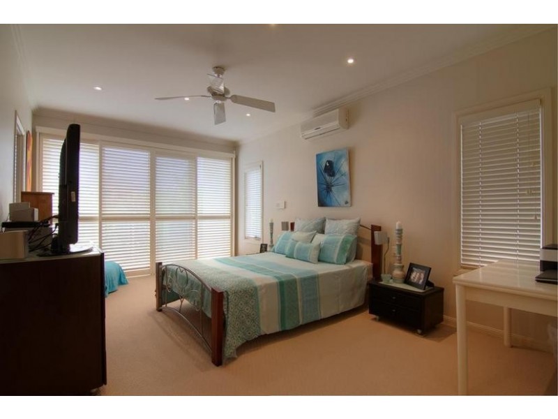 1 /52 Burra Street, Chevron Island QLD 4217