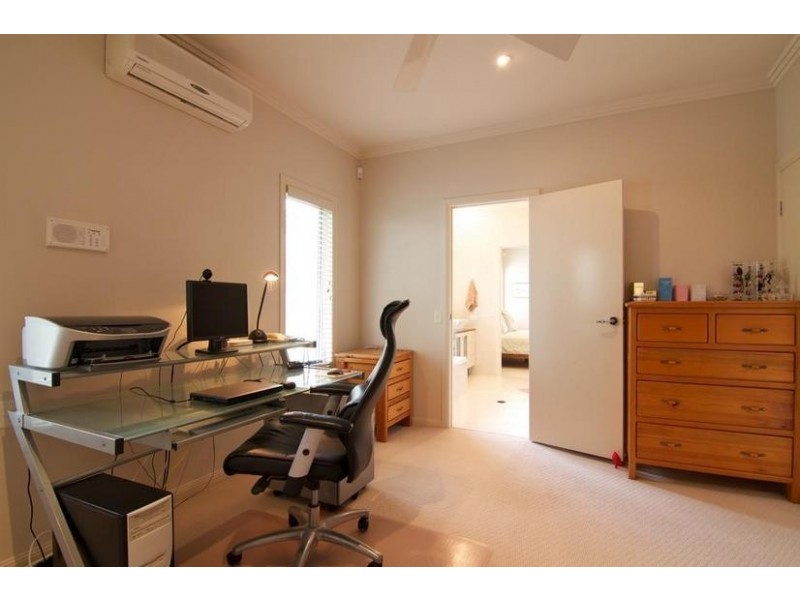1 /52 Burra Street, Chevron Island QLD 4217