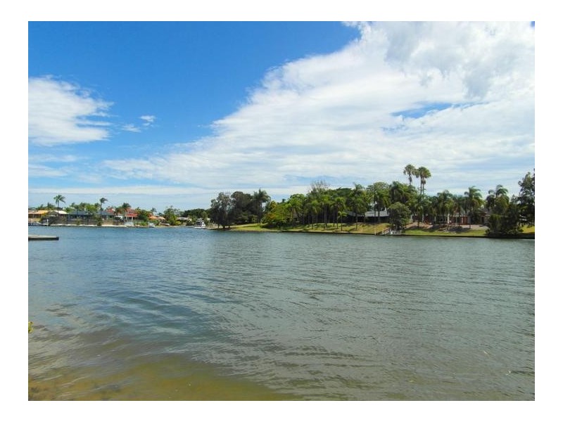 109 Sir Bruce Small Boulevard, Benowa QLD 4217