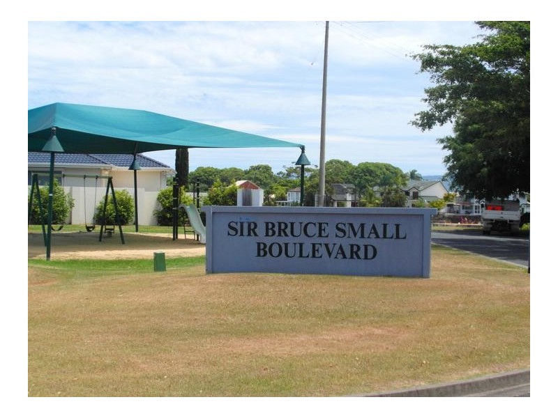 109 Sir Bruce Small Boulevard, Benowa QLD 4217