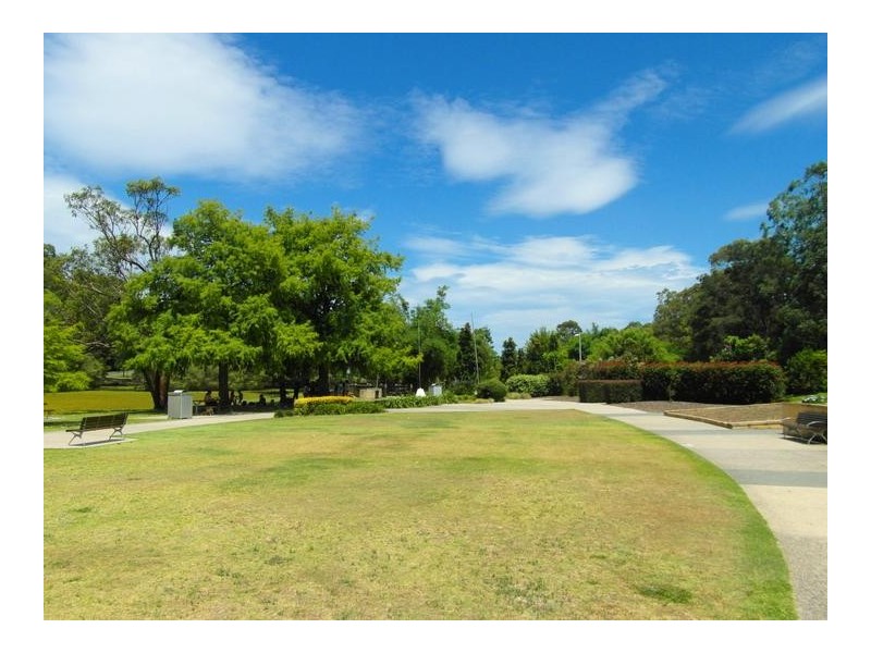 109 Sir Bruce Small Boulevard, Benowa QLD 4217