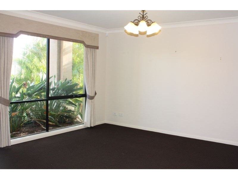 28 Gretel Drive, Mermaid Waters QLD 4218