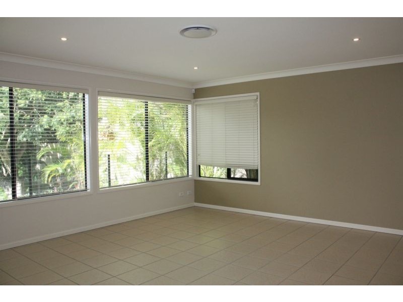 28 Gretel Drive, Mermaid Waters QLD 4218