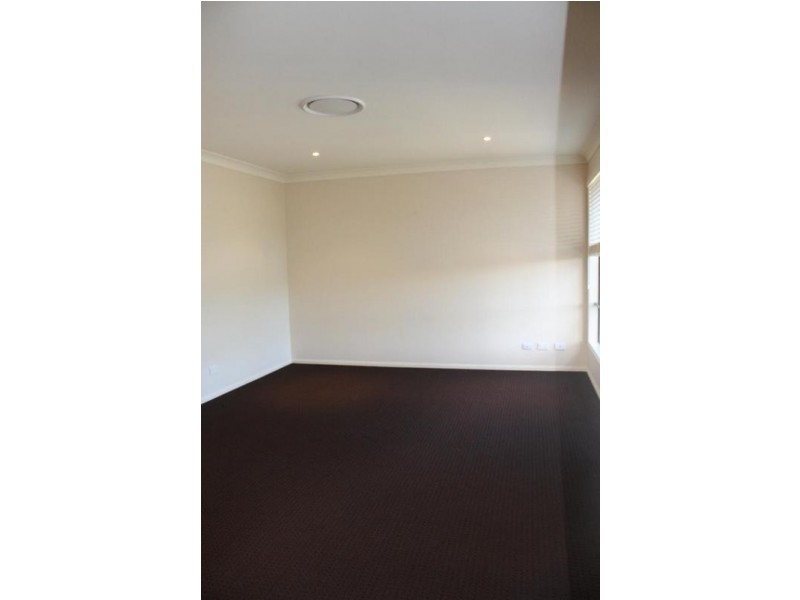28 Gretel Drive, Mermaid Waters QLD 4218