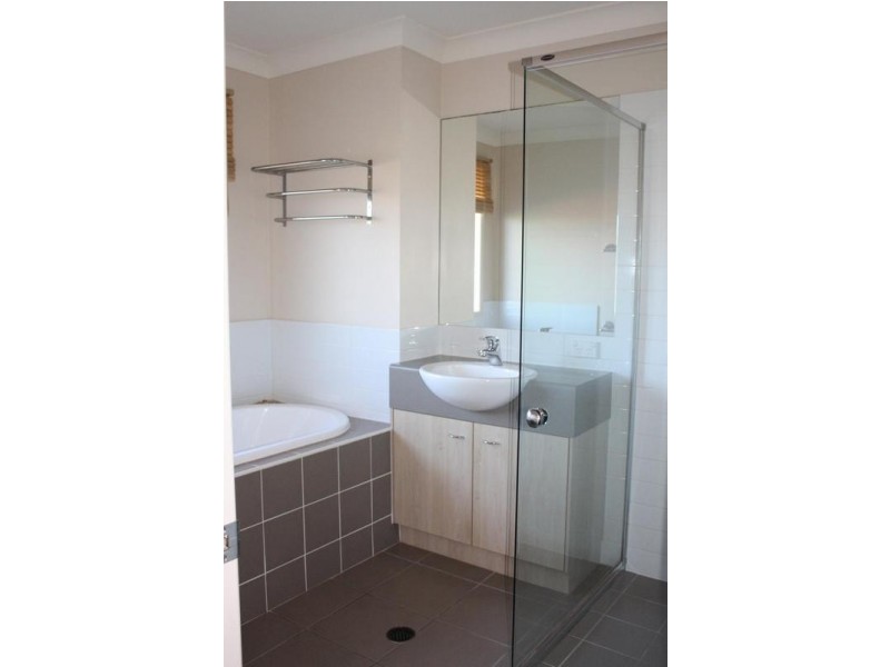 28 Gretel Drive, Mermaid Waters QLD 4218