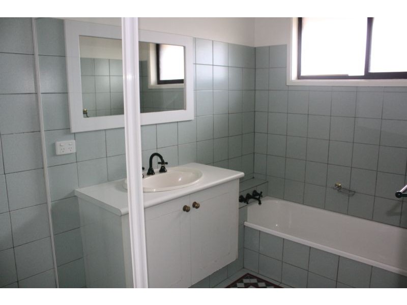 Grevillia Avenue, Southport QLD 4215