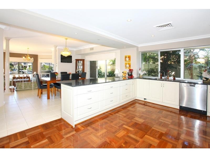 18 Kookaburra Court, Isle of Sorrento, Sorrento QLD 4217