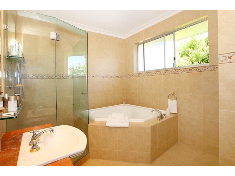 18 Kookaburra Court, Isle of Sorrento, Sorrento QLD 4217