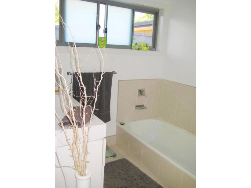 27 Allawah Street, Sorrento QLD 4217
