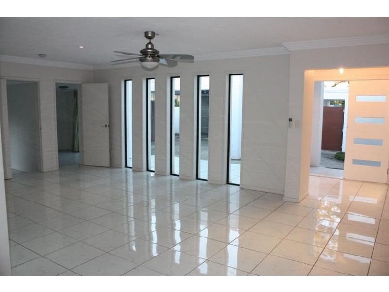 25 St Andrews Avenue, Isle Of Capri QLD 4217