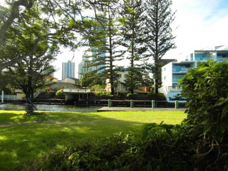 4 Holborow Close, Surfers Paradise QLD 4217