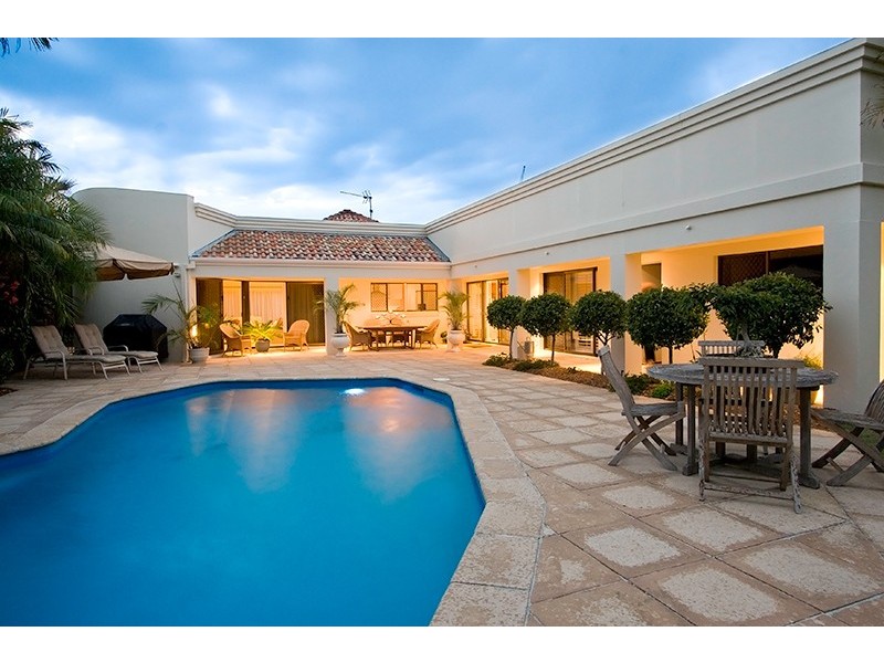 2 Buccaneer Court, Paradise Waters QLD 4217