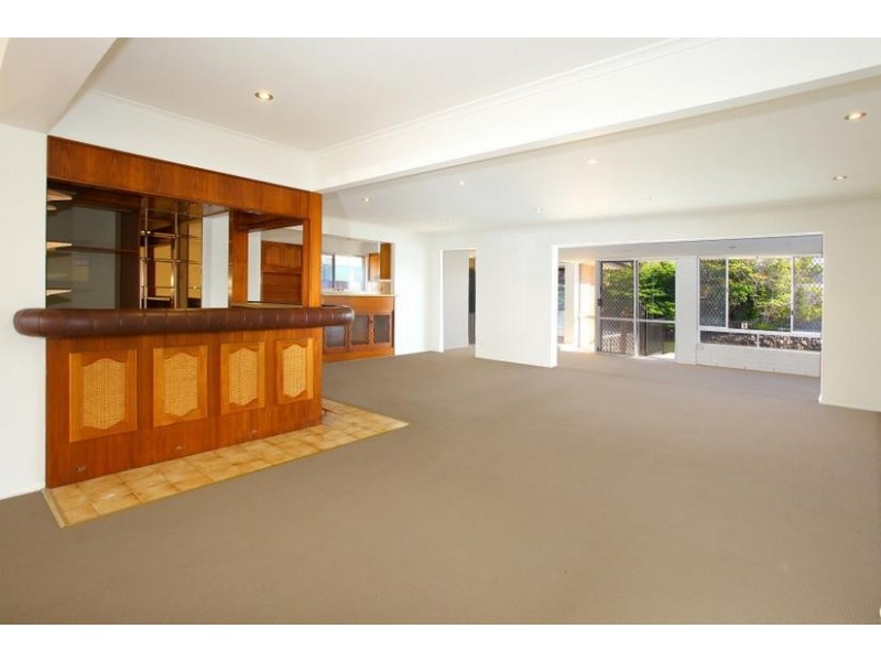 90 Gibraltar Drive, Isle Of Capri QLD 4217