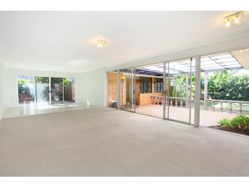 90 Gibraltar Drive, Isle Of Capri QLD 4217