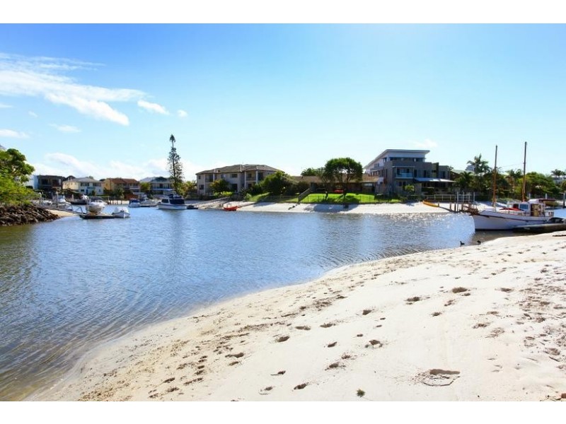 90 Gibraltar Drive, Isle Of Capri QLD 4217