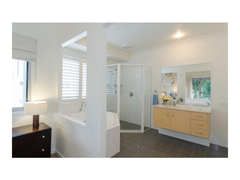 27 Norfolk Avenue, Surfers Paradise QLD 4217