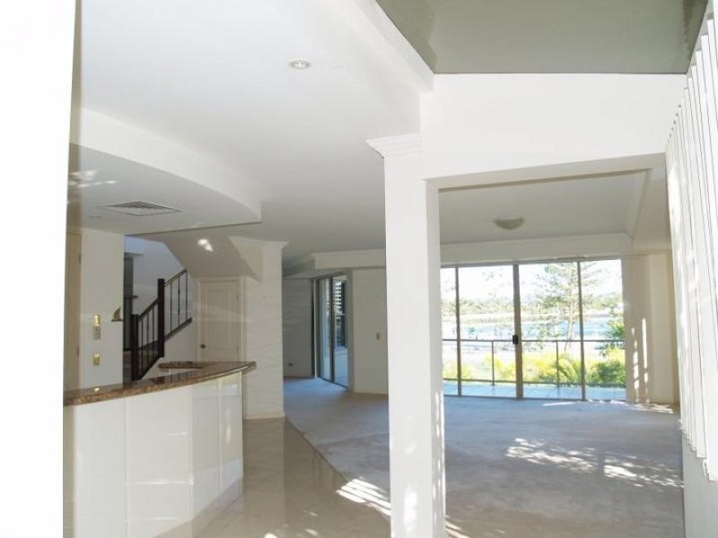 25 Rankin Parade, Main Beach QLD 4217