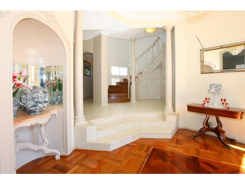 18 Kookaburra Court, Isle of Sorrento, Sorrento QLD 4217