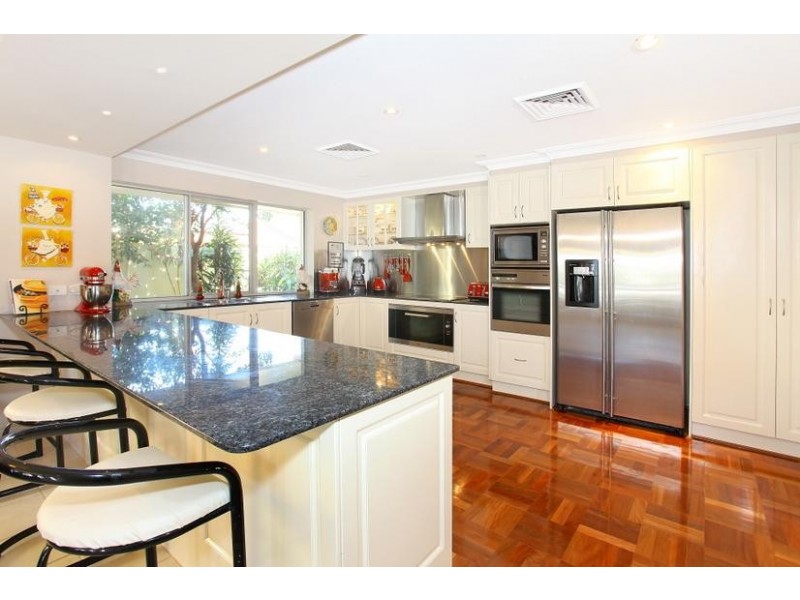 18 Kookaburra Court, Isle of Sorrento, Sorrento QLD 4217