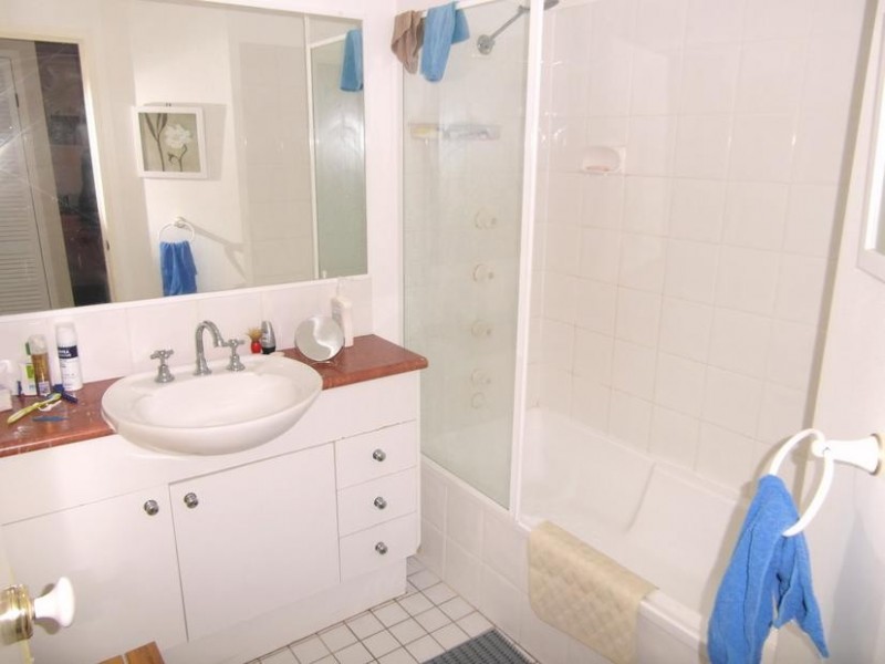 17 Purli Street, Chevron Island QLD 4217