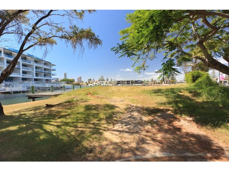 2 Holborow Close, Surfers Paradise QLD 4217