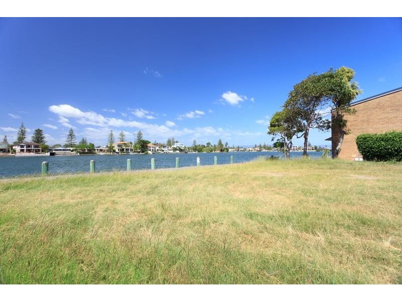 2 Holborow Close, Surfers Paradise QLD 4217