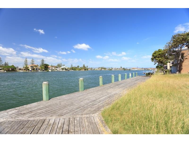 2 Holborow Close, Surfers Paradise QLD 4217