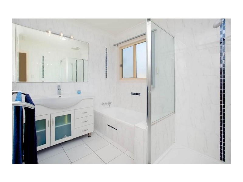 3 Vaggelas Crescent, Biggera Waters QLD 4216