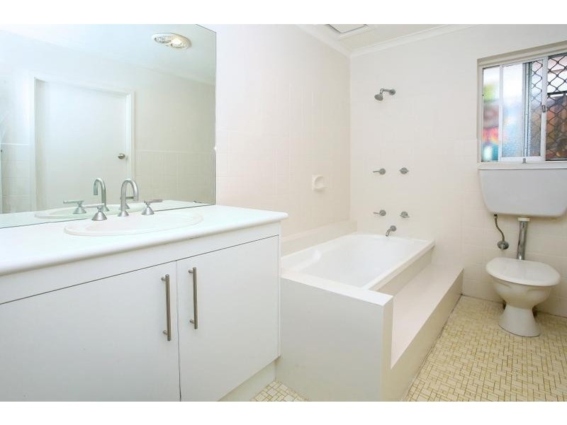 64 The Promenade, Isle Of Capri QLD 4217