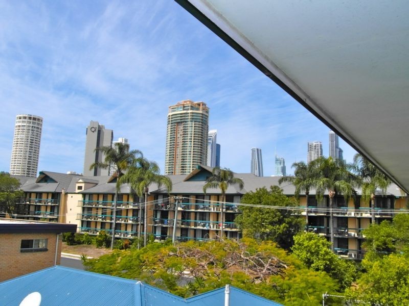 21 Oak Avenue, Surfers Paradise QLD 4217