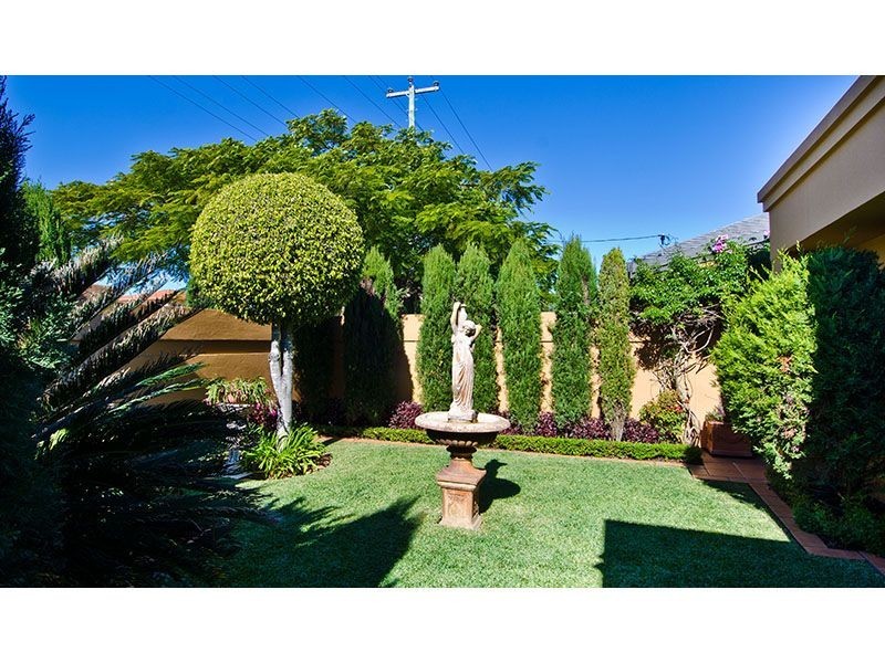 9 Etna Street, Isle Of Capri QLD 4217