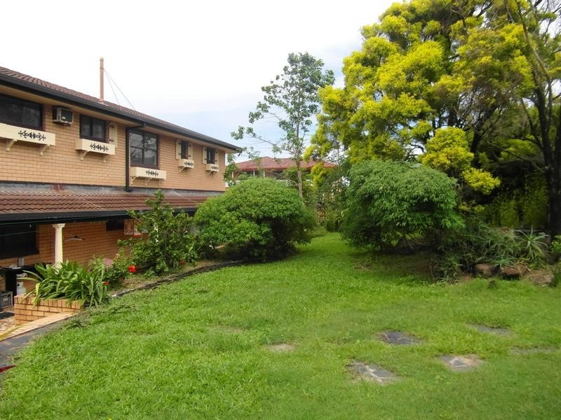 37 Inveray Avenue (182 Ashmore Road), Benowa QLD 4217