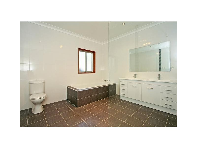 42 Central Avenue, Como NSW 2226