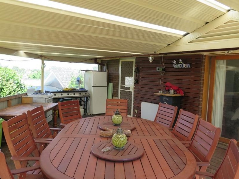 16 Priestley Crescent, Seymour VIC 3660