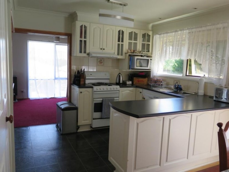 16 Priestley Crescent, Seymour VIC 3660