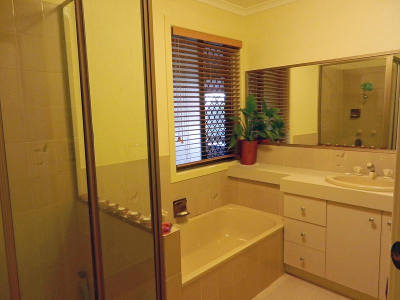 31 Cowra Street, Tanah Merah QLD 4128
