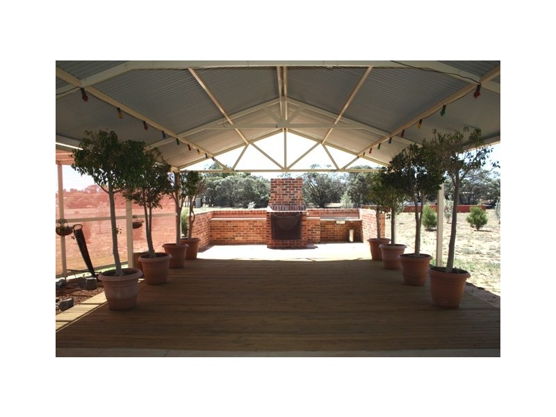 2 Eastlyn Drive, Deepdale WA 6532