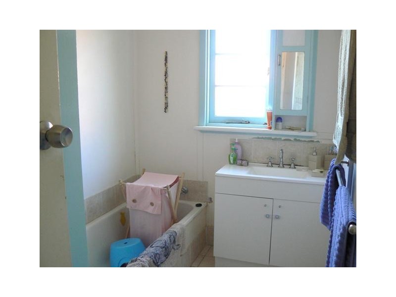 8 Whitfield Street, Beachlands WA 6530