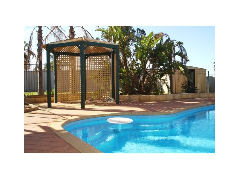 18 Hillview Drive, Drummond Cove WA 6532