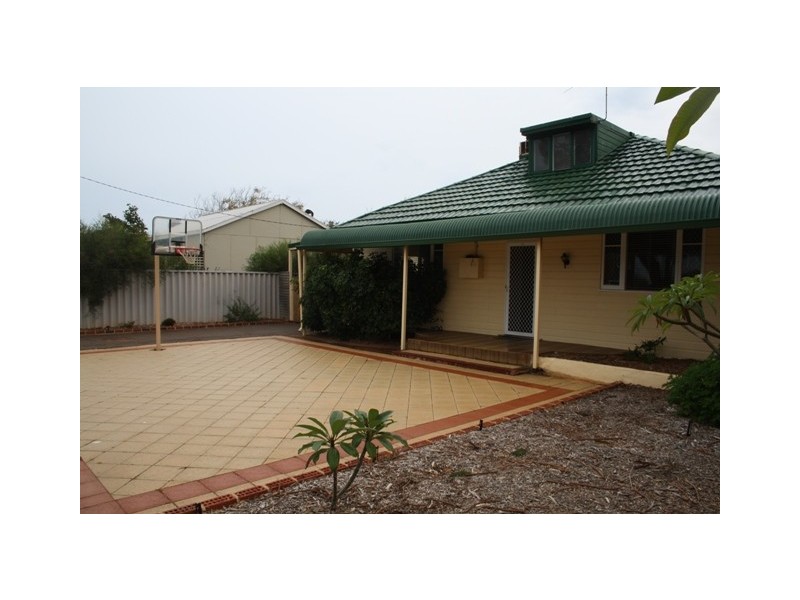 247 Third Street, Wonthella WA 6530