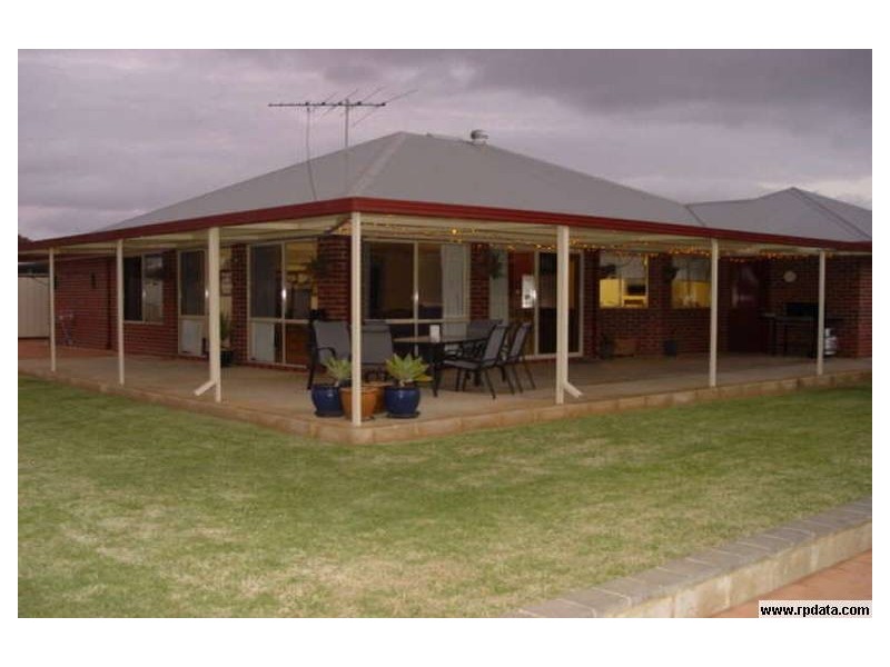 10 Weeloo Street, Waggrakine WA 6530