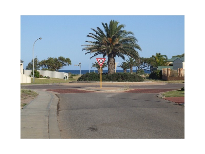 18 Waterfront Circle, Drummond Cove WA 6532