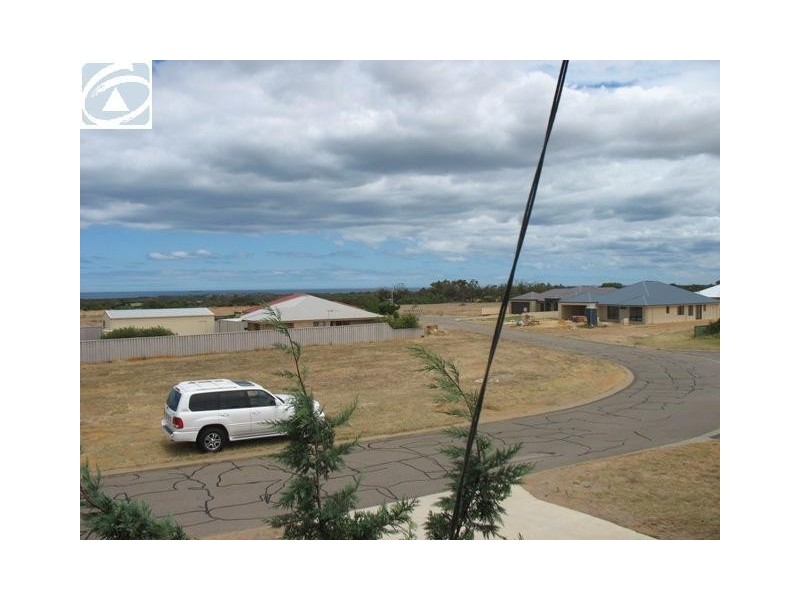 18 Halfmoon Drive, Waggrakine WA 6530