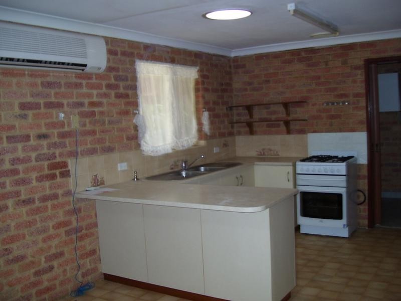 4 Yarraman Road, Waggrakine WA 6530