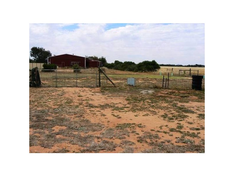 2 Moloney Street, Utakarra WA 6530