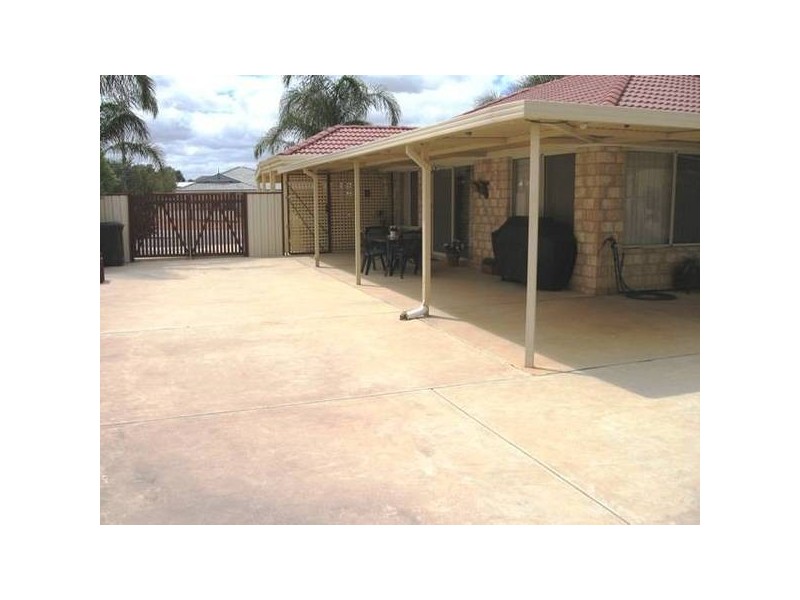 16 Weeloo Road, Waggrakine WA 6530