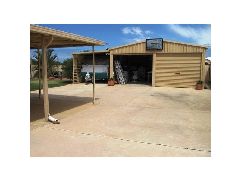 16 Weeloo Road, Waggrakine WA 6530