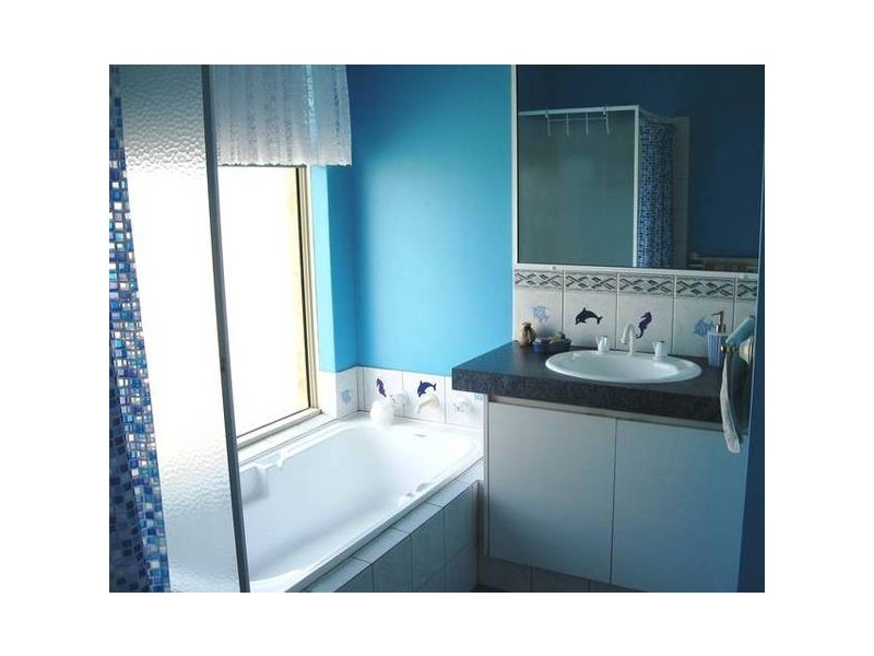 16 Weeloo Road, Waggrakine WA 6530