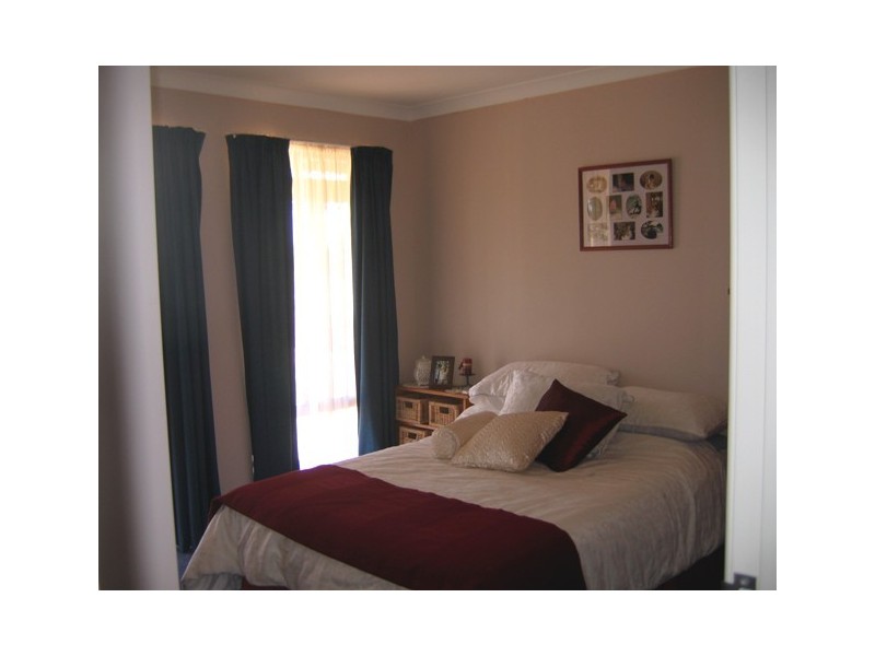 2 Eastlyn Drive, Deepdale WA 6532