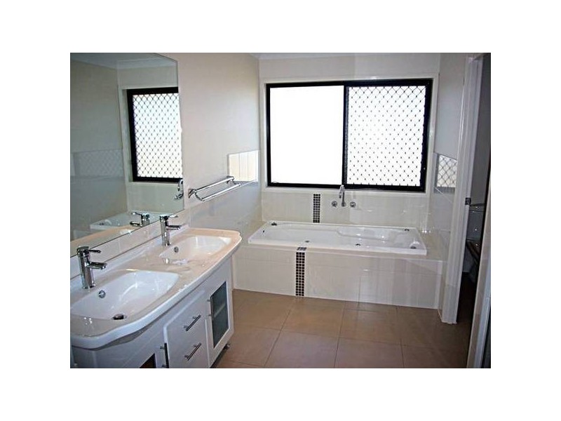 Lily Circuit, Kuraby QLD 4112